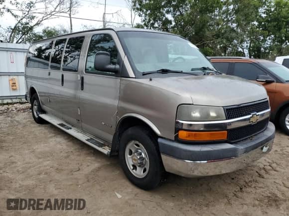 2004 Chevrolet Express Passenger z VIN 1GAHG39U241125628, wystawiony jako Copart lot #74608164 z przebiegiem Nie podano mil oraz Szkoda całkowita • Salvage title. Historia ofert i sprzedaży dostępna na DreamBid. Obrazek 4.