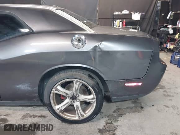 2013 Dodge Challenger SXT с VIN 2C3CDYAG5DH593050, выставлен на аукционе IAAI как лот 43392807 с пробегом 163 707 миль миль и . История ставок и продаж доступна на DreamBid. Изображение 17.
