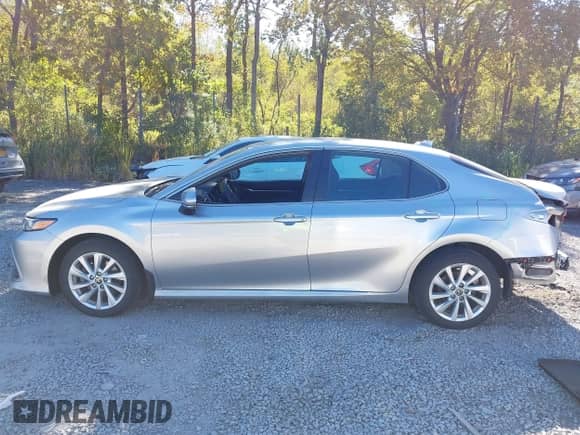 2023 Toyota Camry LE z VIN 4T1C11AK8PU757761, wystawiony jako IAAI lot #43340611 z przebiegiem 28 919 mil mil oraz . Historia ofert i sprzedaży dostępna na DreamBid. Obrazek 14.