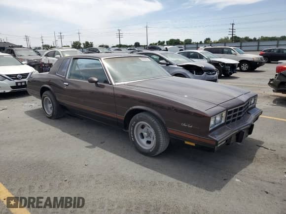 1981 Chevrolet Monte Carlo z VIN 1G1AZ37K5BK418041, wystawiony jako Copart lot #62928005 z przebiegiem 985 mil mil oraz Szkoda całkowita • Salvage title. Historia ofert i sprzedaży dostępna na DreamBid. Obrazek 4.