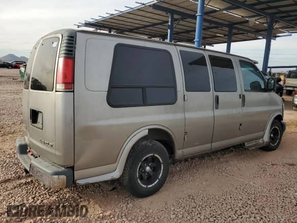 1999 Chevrolet Express z VIN 1GBFG15R6X1064605, wystawiony jako Copart lot #82674014 z przebiegiem 289 285 mil mil oraz Czysty tytuł • Clean title. Historia ofert i sprzedaży dostępna na DreamBid. Obrazek 3.