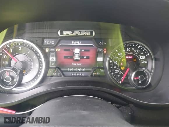 2019 Ram 1500 Big Horn z VIN 1C6SRFBT9KN645994, wystawiony jako IAAI lot #43027130 z przebiegiem 110 119 mil mil oraz . Historia ofert i sprzedaży dostępna na DreamBid. Obrazek 7.