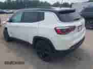 2019 Jeep Compass Latitude z VIN 3C4NJDBB5KT656449, wystawiony jako IAAI lot #42904599 z przebiegiem 82 817 mil mil oraz . Historia ofert i sprzedaży dostępna na DreamBid. Obrazek 3.