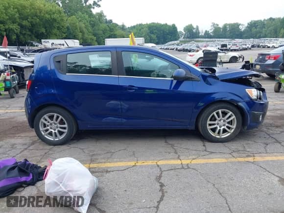 2012 Chevrolet Sonic LT z VIN 1G1JC6SH8C4209669, wystawiony jako IAAI lot #42671390 z przebiegiem 127 516 mil mil oraz . Historia ofert i sprzedaży dostępna na DreamBid. Obrazek 13.