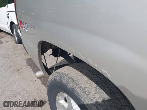 2006 GMC Sierra 1500 SLE1 z VIN 2GTEK19B261264327, wystawiony jako IAAI lot #42161758 z przebiegiem 101 091 mil mil oraz . Historia ofert i sprzedaży dostępna na DreamBid. Obrazek 13.