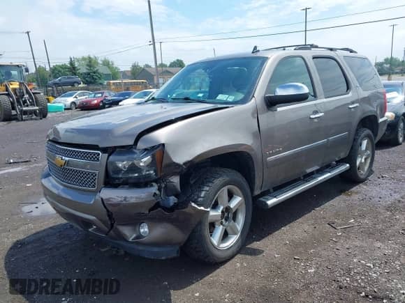 2013 Chevrolet Tahoe LTZ z VIN 1GNSKCE0XDR373858, wystawiony jako IAAI lot #42456875 z przebiegiem 297 084 mil mil oraz . Historia ofert i sprzedaży dostępna na DreamBid. Obrazek 2.