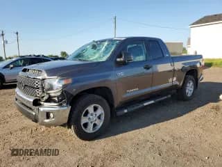 2018 Toyota Tundra SR z VIN 5TFUW5F16JX734695, wystawiony jako Copart lot #70120655 z przebiegiem 142 698 mil mil oraz Czysty tytuł • Clean title. Historia ofert i sprzedaży dostępna na DreamBid. Obrazek 1.