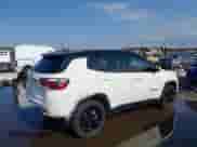 2019 Jeep Compass Altitude z VIN 3C4NJCBB3KT637375, wystawiony jako IAAI lot #42408775 z przebiegiem 114 977 mil mil oraz . Historia ofert i sprzedaży dostępna na DreamBid. Obrazek 4.