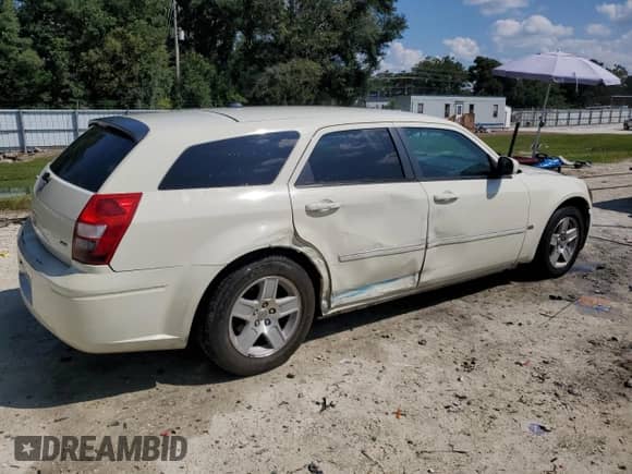 2005 Dodge Magnum SE with VIN 2D4FV48V45H647770, listed as a Copart auction lot 72318254 with 189,772 mi miles and Salvage title. Bid and sale history available at DreamBid. Image 3.