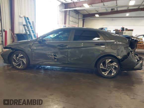 2025 Hyundai Elantra Limited with VIN KMHLN4DJ3SU130502, listed as a IAAI auction lot 42862940 with 711 mi miles and . Bid and sale history available at DreamBid. Image 14.