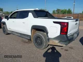 2024 Chevrolet Silverado EV Work Truck z VIN 1GC10UED7RU202184, wystawiony jako IAAI lot #42660300 z przebiegiem 10 708 mil mil oraz . Historia ofert i sprzedaży dostępna na DreamBid. Obrazek 3.