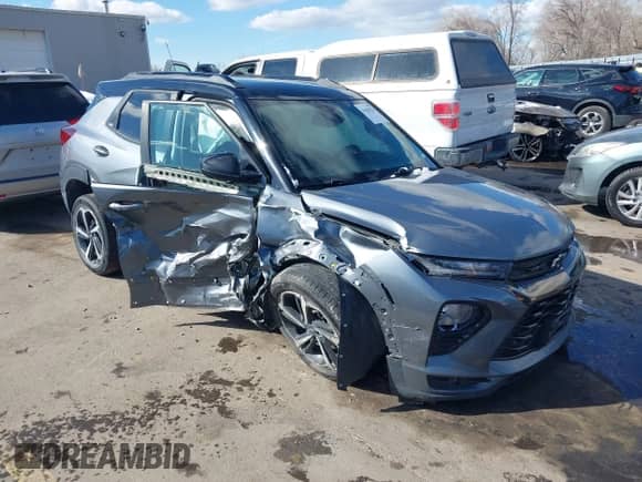 2021 Chevrolet TrailBlazer RS z VIN KL79MTSL8MB097878, wystawiony jako IAAI lot #41838234 z przebiegiem 53 905 mil mil oraz . Historia ofert i sprzedaży dostępna na DreamBid. Obrazek 1.