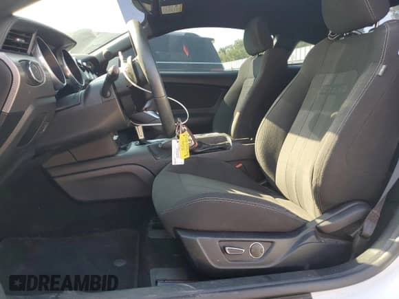 2019 Ford Mustang EcoBoost z VIN 1FA6P8TH1K5141449, wystawiony jako Copart lot #61192095 z przebiegiem 82 557 mil mil oraz Szkoda całkowita • Salvage title. Historia ofert i sprzedaży dostępna na DreamBid. Obrazek 7.