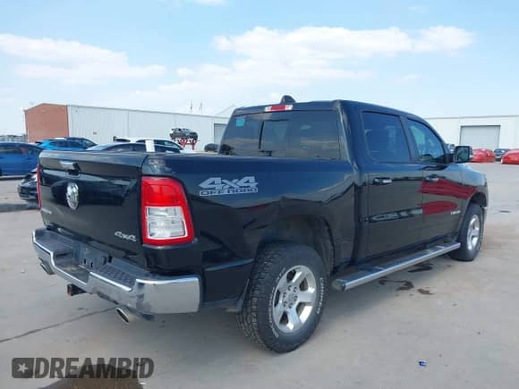 2019 Ram 1500 Big Horn z VIN 1C6SRFFT2KN826414, wystawiony jako IAAI lot #43309912 z przebiegiem 123 525 mil mil oraz . Historia ofert i sprzedaży dostępna na DreamBid. Obrazek 4.