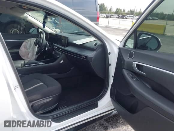 2025 Hyundai Sonata SEL with VIN KMHL64JA1SA484103, listed as a IAAI auction lot 43184663 with 11,847 mi miles and . Bid and sale history available at DreamBid. Image 5.