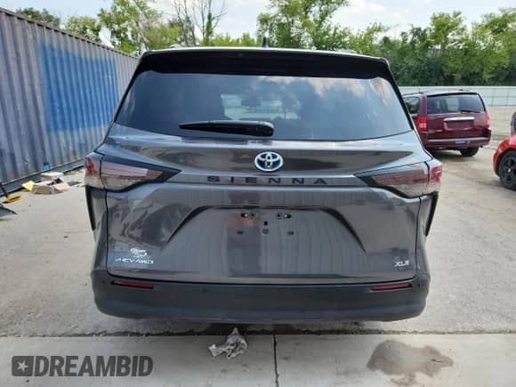 2025 Toyota Sienna XLE z VIN 5TDJSKFC8SS179299, wystawiony jako Copart lot #63379945 z przebiegiem 3 710 mil mil oraz Szkoda całkowita • Salvage title. Historia ofert i sprzedaży dostępna na DreamBid. Obrazek 6.