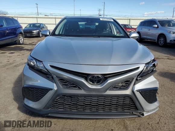 2021 Toyota Camry SE z VIN 4T1G11AK5MU462355, wystawiony jako Copart lot #82512355 z przebiegiem 45 085 mil mil oraz Szkoda całkowita • Salvage title. Historia ofert i sprzedaży dostępna na DreamBid. Obrazek 5.