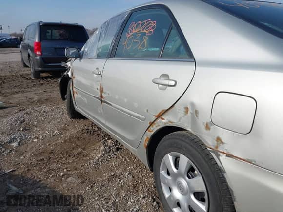 2002 Toyota Camry LE z VIN 4T1BE32K82U102485, wystawiony jako IAAI lot #41344038 z przebiegiem 80 386 mil mil oraz . Historia ofert i sprzedaży dostępna na DreamBid. Obrazek 11.