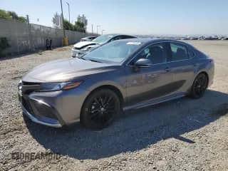 2023 Toyota Camry Hybrid XSE с VIN 4T1K31AK2PU601303, выставлен на аукционе Copart как лот 81736455 с пробегом 23 901 миль миль и Списание • Salvage title. История ставок и продаж доступна на DreamBid. Изображение 1.