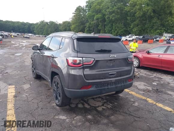 2019 Jeep Compass Altitude z VIN 3C4NJCBB8KT617753, wystawiony jako IAAI lot #42552275 z przebiegiem 63 298 mil mil oraz . Historia ofert i sprzedaży dostępna na DreamBid. Obrazek 3.