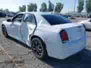 2018 Chrysler 300 S z VIN 2C3CCAGG1JH267517, wystawiony jako IAAI lot #42374883 z przebiegiem 73 720 mil mil oraz . Historia ofert i sprzedaży dostępna na DreamBid. Obrazek 3.