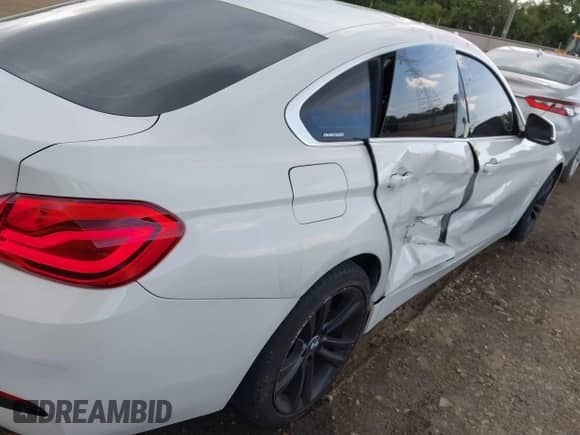 2019 BMW 4 Series 430i xDrive z VIN WBA4J3C58KBL06374, wystawiony jako IAAI lot #42881685 z przebiegiem 84 874 mil mil oraz . Historia ofert i sprzedaży dostępna na DreamBid. Obrazek 6.