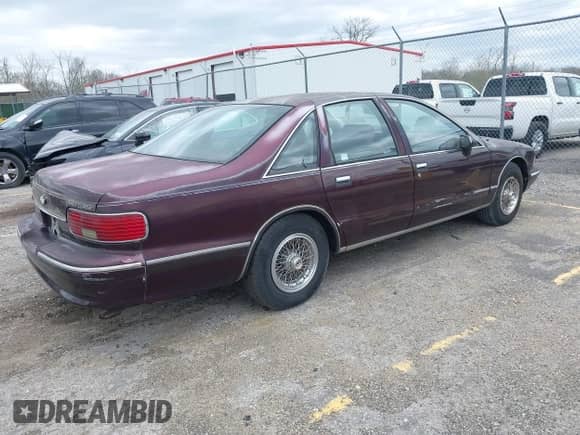 1993 Chevrolet Caprice z VIN 1G1BL53E8PR100883, wystawiony jako IAAI lot #42041082 z przebiegiem 214 642 mil mil oraz . Historia ofert i sprzedaży dostępna na DreamBid. Obrazek 4.
