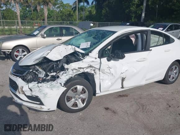 2017 Chevrolet Cruze LS z VIN 1G1BC5SM7H7226089, wystawiony jako IAAI lot #43075758 z przebiegiem 112 401 mil mil oraz . Historia ofert i sprzedaży dostępna na DreamBid. Obrazek 6.