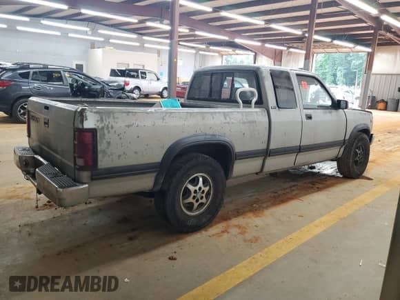 1996 Dodge Dakota z VIN 1B7GL23X1TS658719, wystawiony jako Copart lot #69939685 z przebiegiem Nie podano mil oraz Szkoda całkowita • Salvage title. Historia ofert i sprzedaży dostępna na DreamBid. Obrazek 3.