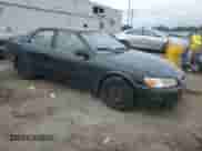 2001 Toyota Camry CE z VIN 4T1BG22K71U029970, wystawiony jako Copart lot #67166085 z przebiegiem 264 579 mil mil oraz Czysty tytuł • Clean title. Historia ofert i sprzedaży dostępna na DreamBid. Obrazek 4.