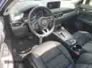 2024 Mazda CX-5 S Preferred z VIN JM3KFBCL9R0488913, wystawiony jako Copart lot #71309265 z przebiegiem 17 293 mil mil oraz Szkoda całkowita • Salvage title. Historia ofert i sprzedaży dostępna na DreamBid. Obrazek 8.