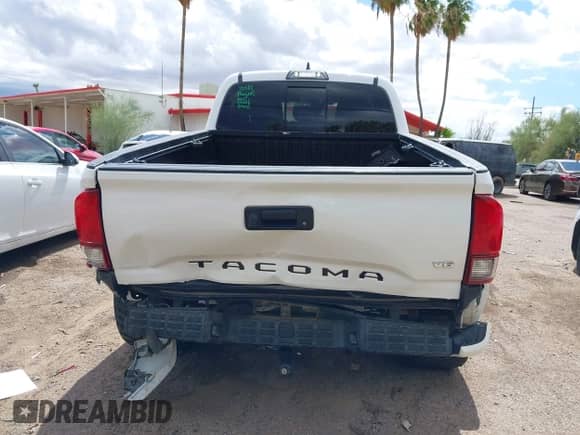 2018 Toyota Tacoma SR5 z VIN 3TMBZ5DN7JM014834, wystawiony jako IAAI lot #43321395 z przebiegiem 121 407 mil mil oraz . Historia ofert i sprzedaży dostępna na DreamBid. Obrazek 16.