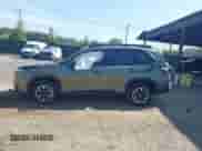 2025 Subaru Forester Premium z VIN JF2SLDDC1SH454145, wystawiony jako IAAI lot #42969733 z przebiegiem 18 007 mil mil oraz . Historia ofert i sprzedaży dostępna na DreamBid. Obrazek 14.