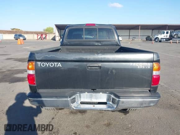 2001 Toyota Tacoma с VIN 5TEWN72N11Z822496, выставлен на аукционе IAAI как лот 43409848 с пробегом Не указан миль и . История ставок и продаж доступна на DreamBid. Изображение 17.