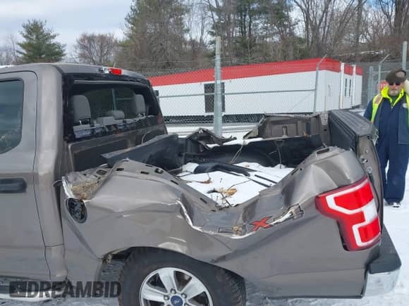 2018 Ford F-150 XL z VIN 1FTEW1EB6JFC63953, wystawiony jako IAAI lot #41304091 z przebiegiem 74 636 mil mil oraz . Historia ofert i sprzedaży dostępna na DreamBid. Obrazek 18.