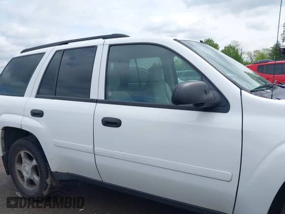 2007 Chevrolet TrailBlazer LT z VIN 1GNDT13S872290747, wystawiony jako IAAI lot #42174426 z przebiegiem 180 242 mil mil oraz . Historia ofert i sprzedaży dostępna na DreamBid. Obrazek 13.