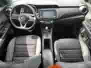2021 Nissan Kicks SR z VIN 3N1CP5DV3ML489730, wystawiony jako Copart lot #85111235 z przebiegiem 107 784 mil mil oraz Czysty tytuł • Clean title. Historia ofert i sprzedaży dostępna na DreamBid. Obrazek 8.