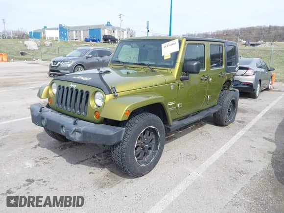 2007 Jeep Wrangler Unlimited Sahara z VIN 1J8GA59167L161894, wystawiony jako IAAI lot #41856064 z przebiegiem 122 714 mil mil oraz . Historia ofert i sprzedaży dostępna na DreamBid. Obrazek 2.