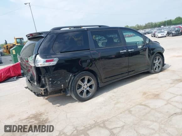 2017 Toyota Sienna SE with VIN 5TDXZ3DC4HS840494, listed as a IAAI auction lot 42418699 with 89,979 mi miles and . Bid and sale history available at DreamBid. Image 4.
