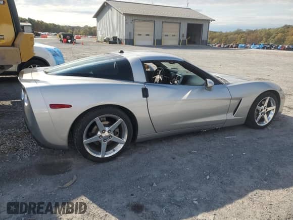 2005 Chevrolet Corvette z VIN 1G1YY24U155101734, wystawiony jako Copart lot #89468905 z przebiegiem 74 495 mil mil oraz Szkoda całkowita • Salvage title. Historia ofert i sprzedaży dostępna na DreamBid. Obrazek 3.