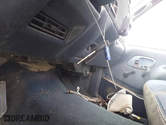 1998 Chevrolet Silverado 2500 z VIN 1GCGC24R8WZ188538, wystawiony jako IAAI lot #42532997 z przebiegiem 220 271 mil mil oraz . Historia ofert i sprzedaży dostępna na DreamBid. Obrazek 11.