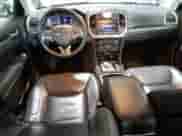 2015 Chrysler 300 Limited z VIN 2C3CCAAG0FH828709, wystawiony jako Copart lot #59428145 z przebiegiem 133 545 mil mil oraz Szkoda całkowita • Salvage title. Historia ofert i sprzedaży dostępna na DreamBid. Obrazek 8.