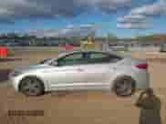 2018 Hyundai Elantra SEL z VIN 5NPD84LF8JH300231, wystawiony jako IAAI lot #43563122 z przebiegiem 157 283 mil mil oraz . Historia ofert i sprzedaży dostępna na DreamBid. Obrazek 14.