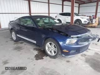 2012 Ford Mustang V6 z VIN 1ZVBP8AM0C5221185, wystawiony jako IAAI lot #43381944 z przebiegiem 133 886 mil mil oraz . Historia ofert i sprzedaży dostępna na DreamBid. Obrazek 1.