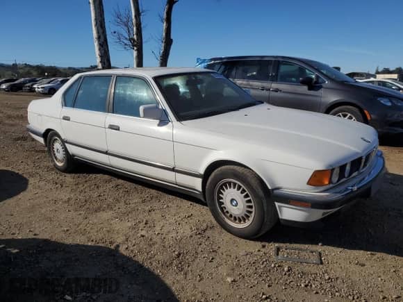 1993 BMW 7 Series with VIN WBAGC8324PDC81577, listed as a Copart auction lot 88164285 with 156,380 mi miles and Clean title. Bid and sale history available at DreamBid. Image 4.