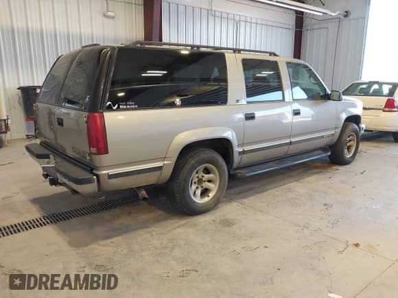 1999 Chevrolet Suburban with VIN 3GNFK16R4XG258423, listed as a IAAI auction lot 43541377 with 300,968 mi miles and . Bid and sale history available at DreamBid. Image 4.
