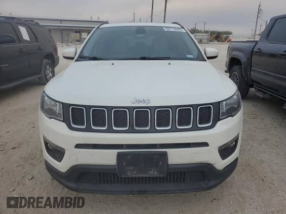 2019 Jeep Compass Altitude z VIN 3C4NJCBBXKT711522, wystawiony jako Copart lot #82715655 z przebiegiem 128 723 mil mil oraz Czysty tytuł • Clean title. Historia ofert i sprzedaży dostępna na DreamBid. Obrazek 5.