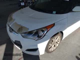 2016 Hyundai Veloster z VIN KMHTC6AD8GU269483, wystawiony jako IAAI lot #43445704 z przebiegiem 121 575 mil mil oraz . Historia ofert i sprzedaży dostępna na DreamBid. Obrazek 6.