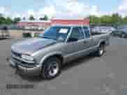 2000 Chevrolet S-10 LS Xtreme z VIN 1GCCS195XYK237767, wystawiony jako IAAI lot #42984808 z przebiegiem 383 552 mil mil oraz . Historia ofert i sprzedaży dostępna na DreamBid. Obrazek 17.
