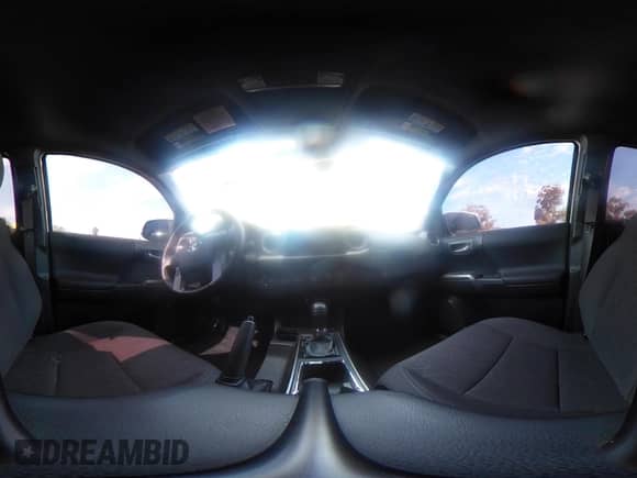 2018 Toyota Tacoma SR z VIN 3TMCZ5AN6JM178777, wystawiony jako IAAI lot #43256447 z przebiegiem 43 114 mil mil oraz . Historia ofert i sprzedaży dostępna na DreamBid. Obrazek 20.